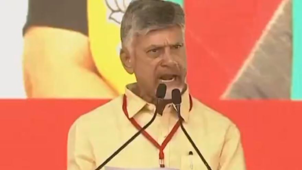 Chandrababu speaking in Hindi during the Praja Galam public meeting