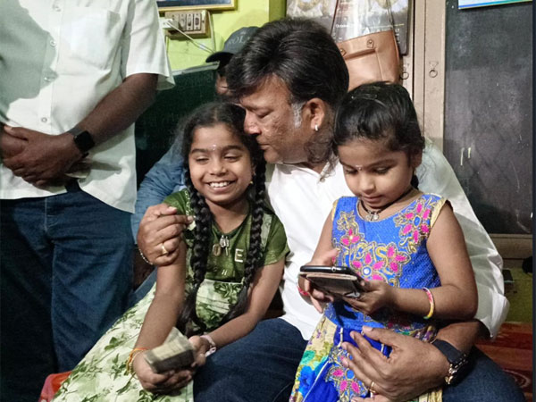 Cine writer kona venkat donates Rs 50000 to geethanjali s daughters