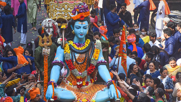 Mahashivratri 2024 auspicious things to offer lord shiva for this shivratri to get blessings