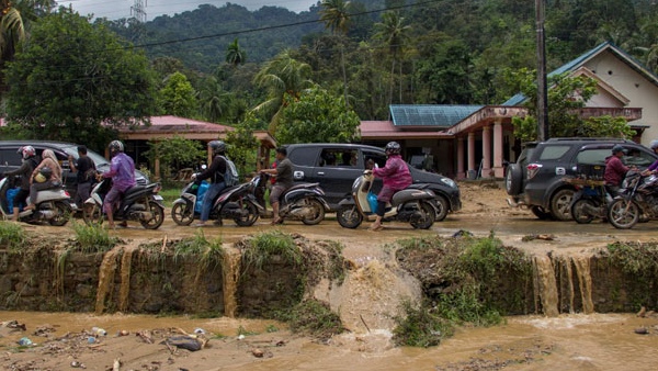 Indonesia Floods 21 killed 6 Missing in Landslides