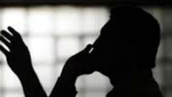 Muslim youth attacked a young man in a mobile shop for playing Hanuman songs