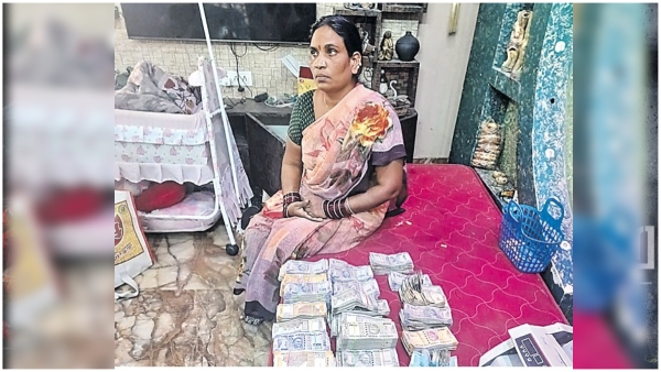 A woman named Neetu Bhai was caught by the police selling marijuana in large quantities A woman named Neetu Bhai was caught by the police selling marijuana in large quantities