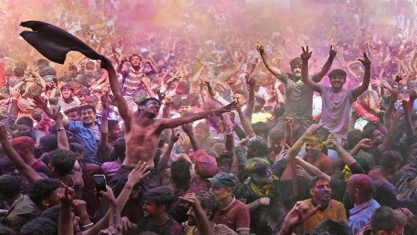 vastu tips If you do these things on Holi it will rain wealth throughout the year