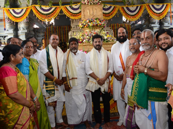 cm revanth reddy hits out at brs and bjp in manuguru public meeting