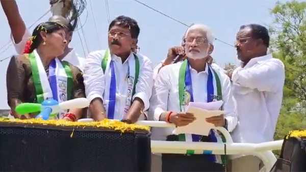 shock to vijayasai reddy in election campaign tdp video viral