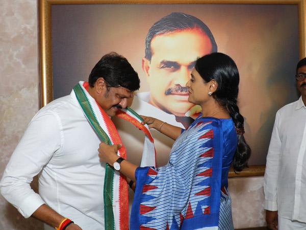 Former MLA Dhara Sambaiah daughter and YSRCP ZPTC joins in Congress