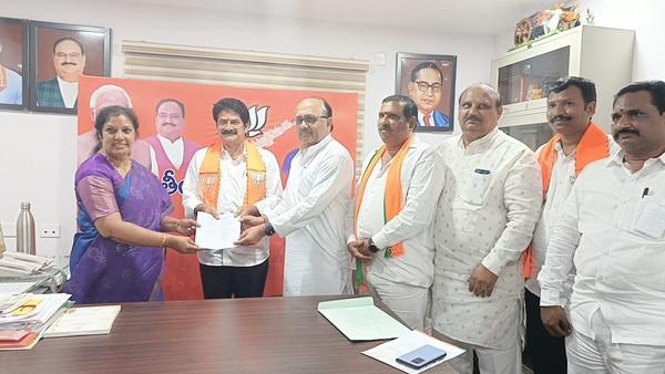 nallamilli ramakrishna reddy joins bjp on the presence of purandeswari nallamilli ramakrishna reddy joins bjp on the presence of purandeswari