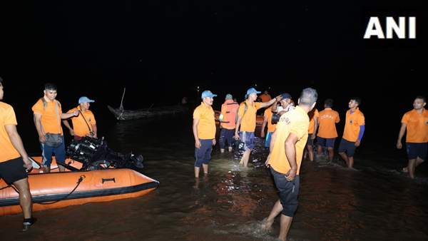 1 died and 7 others went missing after the boat capsized in Mahanadi river in Odisha
