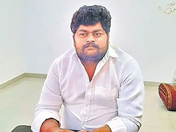 ys viveka murder case approver dastagiri complains ec against tdp ys sharmila and suneetha reddy