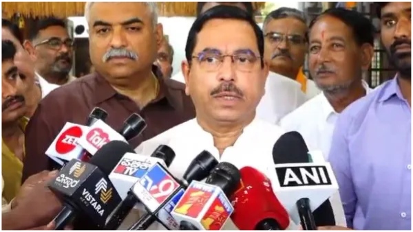 Kannada actress Harshika and Bhuvan meet Union Minister Plahlad Joshi