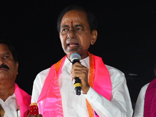 KCR slams congress and bjp in his bus yatra election campaign
