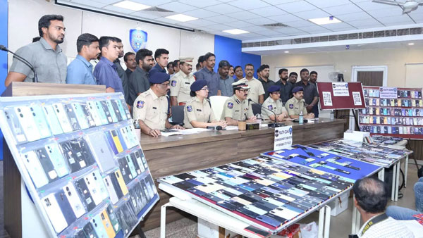 International mobiles snatching gang in Hyderabad Target is those who go out after 10 pm International mobiles snatching gang in Hyderabad Target is those who go out after 10 pm