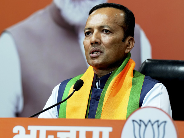 Lok Sabha polls 2024 BJP candidate Naveen Jindal loaded wheat sacks on his shoulders into a truck Lok Sabha polls 2024 BJP candidate Naveen Jindal loaded wheat sacks on his shoulders into a truck