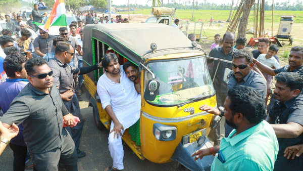 Pawan Kalyan traveled in an auto in Pithapuram voters happy with pawan kalyan simplicity