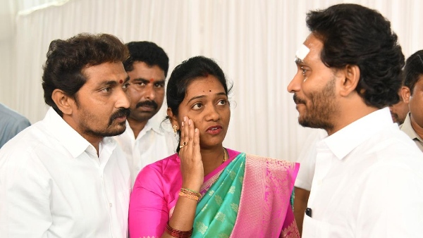 ys jagan resumes bus yatra from gannavaram after stone attack in vijayawada