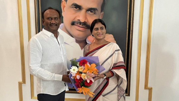 Former MLA and YSRCP leader Amanchi Krishna Mohan met APCC Chief YS Sharmila Former MLA and YSRCP leader Amanchi Krishna Mohan met APCC Chief YS Sharmila