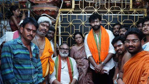 Grand Welcome to Varun Tej Mega prince special puja in Pithapuram temple for pawan kalyan victory