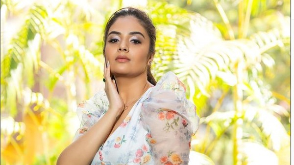 tv anchor srimukhi got a chance in allu arjun and atlee combo movie