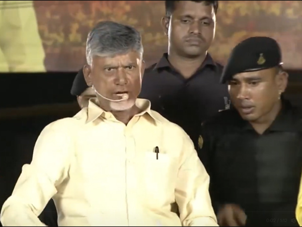 stone thrown at chandrababu naidu in gajuwaka visakhapatnam