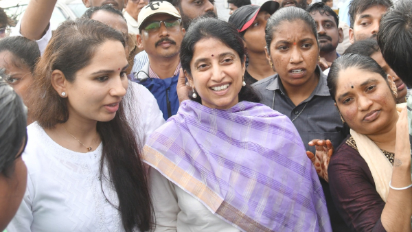 YS Bharathi greeted CM Jagan at memantha siddham bus yatra YS Bharathi greeted CM Jagan at memantha siddham bus yatra