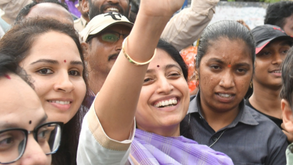 YS Bharathi greeted CM Jagan at memantha siddham bus yatra YS Bharathi greeted CM Jagan at memantha siddham bus yatra