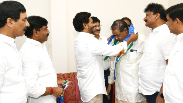 kamalapuram tdp leader veera siva reddy joins ysrcp