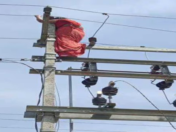 Uttar Pradesh A woman climbs electric pole wants to live together with husband and lover