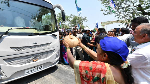 YS Jagan Bus Yatra to enter in Vijayawada leads to new political equations