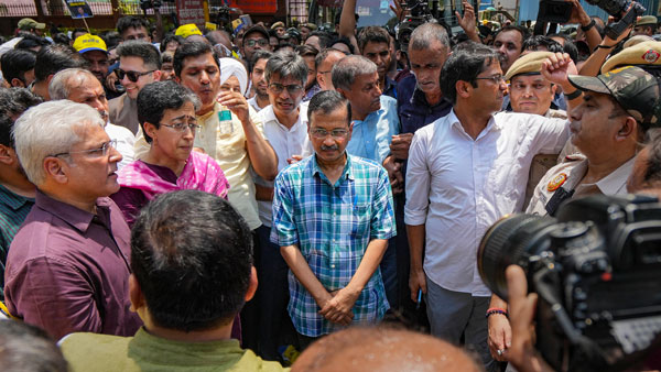 Arvind Kejriwal alleges BJP s Operation Jhaadu aims to stifle AAP police detains party workers Arvind Kejriwal alleges BJP s Operation Jhaadu aims to stifle AAP police detains party workers