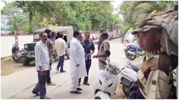 employees embarrassed ys jagan s deputy kottu Satyanarayana in polling centre employees embarrassed ys jagan s deputy kottu Satyanarayana in polling centre