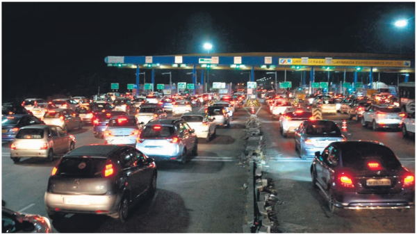 A traffic jam has occurred on the Vijayawada-Hyderabad national highway