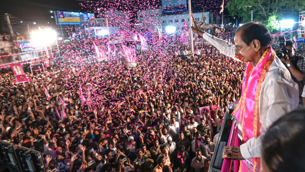 KCR hits out at congress in narsapur public meeting