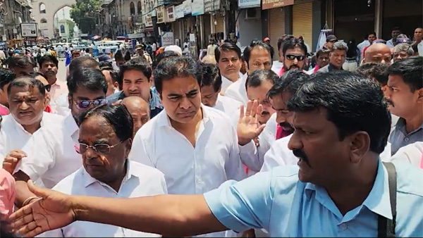 High tension with KTR dharna at Charminar ktr fired on congress conspiracy behind emblem change