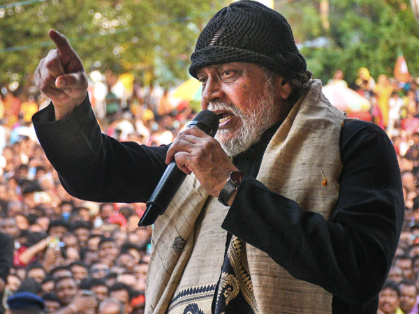 Stone-pelting on Mithun Chakraborty s roadshow in Midnapore West Bengal Stone-pelting on Mithun Chakraborty s roadshow in Midnapore West Bengal