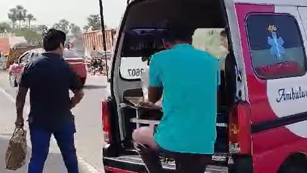Two-year-old son crying near his father dead body on vijaywada national highway Heartbreaking incident Two-year-old son crying near his father dead body on vijaywada national highway Heartbreaking incident