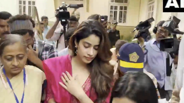 Lok Sabha Election 2024 Phase 5 Polling Akshay Kumar and Jahnvi Kapoor casts their vote Lok Sabha Election 2024 Phase 5 Polling Akshay Kumar and Jahnvi Kapoor casts their vote