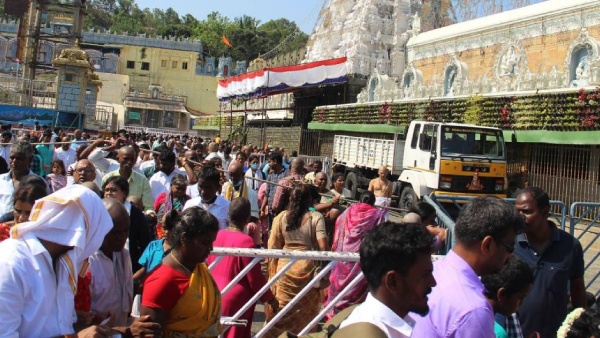 Vaikuntham queue complex in Tirumala is full and devotees are standing for three kilometers outside