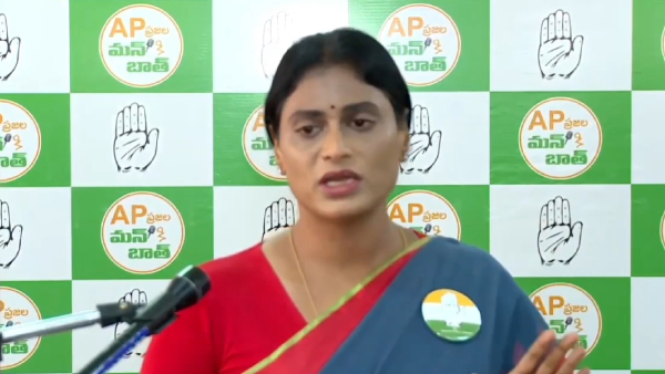 YS Sharmila gifted radio to pm modi previously Mirror gifted to ys Jagan YS Sharmila gifted radio to pm modi previously Mirror gifted to ys Jagan