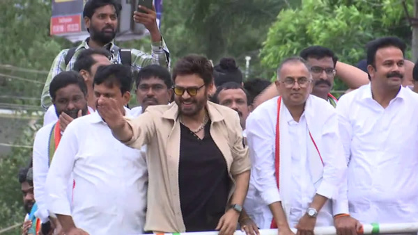 Huge response to hero Venkatesh road show in khammam this is what venkatesh said