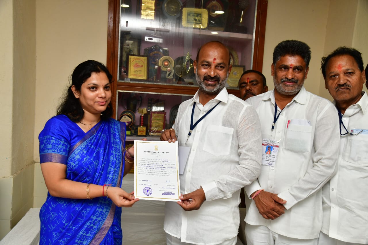 కరీంనగర్లో బండి సంజయ్ విజయం.. అధికారికంగా సర్టిఫికెట్ అందజేత