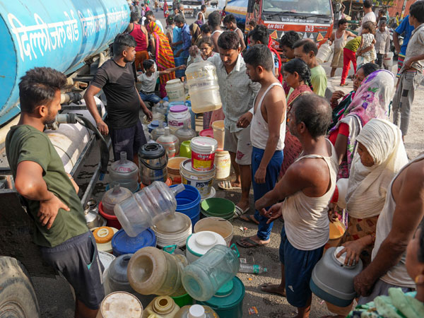 Delhi Water Crisis Deepens Amid Political Turmoil Residents Queue for Tankers