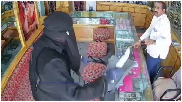 Daylight robbery Jewelery shop robbery after owner stabbed