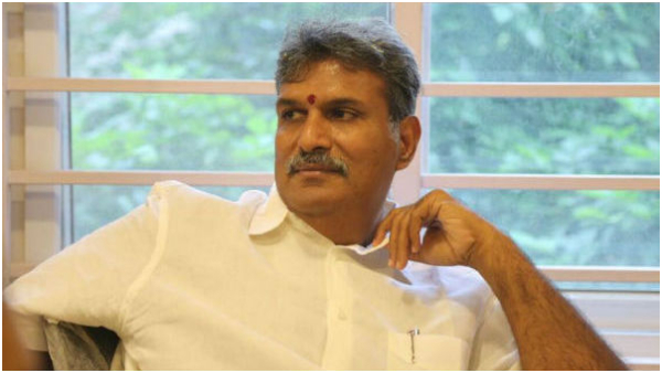 Former MP Kesineni Nani removed the YS Jagan s hording which was displayed on Kesineni Bhavan