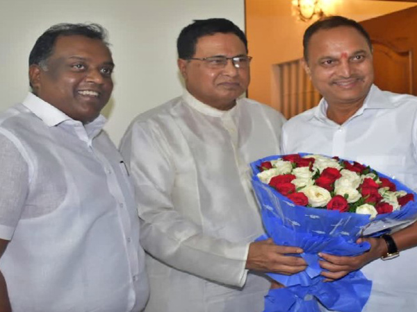 BRS MLA Lakshma Reddy meets senior Congress leader Jana Reddy