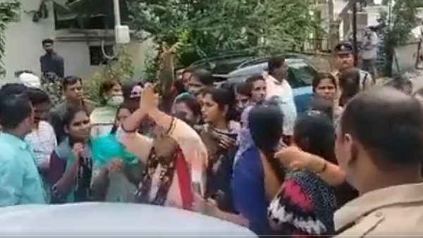 Gurukul candidates Protest by standing on knees in front of CM Revanth house blocked Tinmar Mallanna