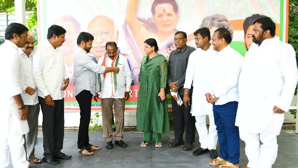 Big shock for BRS Chevalle MLA Kale Yadaiah joins in Congress in presence of CM Revanth Reddy Big shock for BRS Chevalle MLA Kale Yadaiah joins in Congress in presence of CM Revanth Reddy