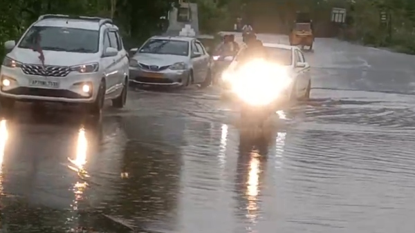Heavy Rain in Hyderabad city roads and some areas flooded with rain water