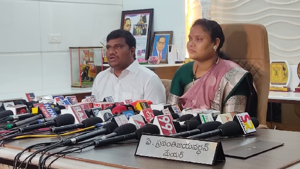 another setback to ysrcp as nellore mayor potluri sravanti resigned to party