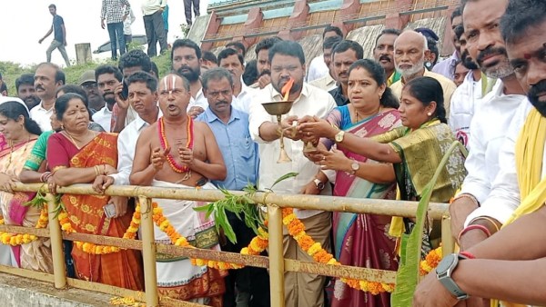Minister sandhya rani praised chandrababu as bhagiradha and released water from thotapalli barrage project