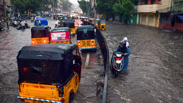 Heavy Rains in Hyderabad city traffic jam in many areas